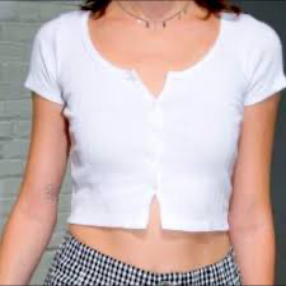 BRANDY MELVILLE BUTTON T SHIRT